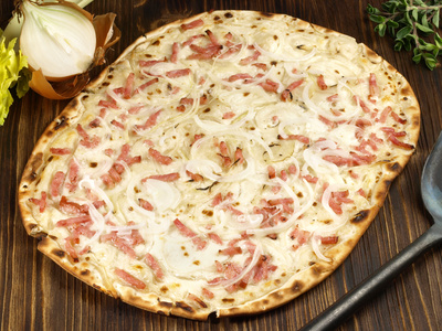 Tarte flambée traditionnelle au feu de bois